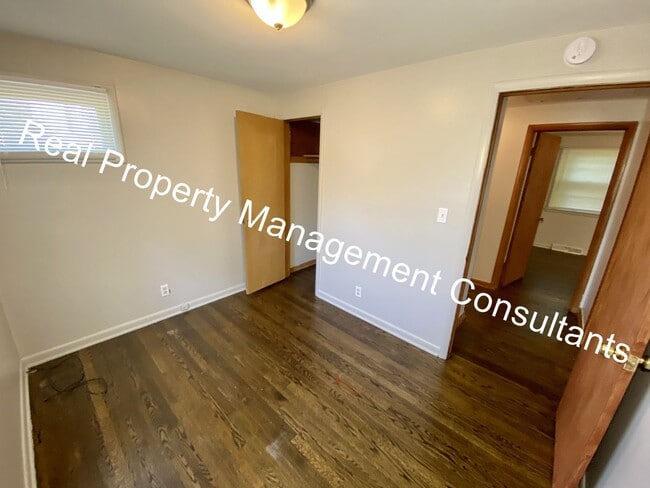 Building Photo - Freshly Painted 3 Bedroom