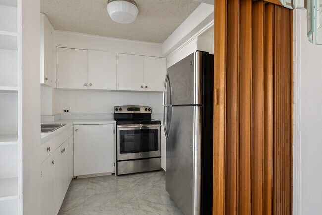 Building Photo - Ala Wai Cove, Studio, 1 bath Condo with one full-size assigned parking stall.