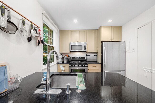 Building Photo - 2720 Ordway St NW
