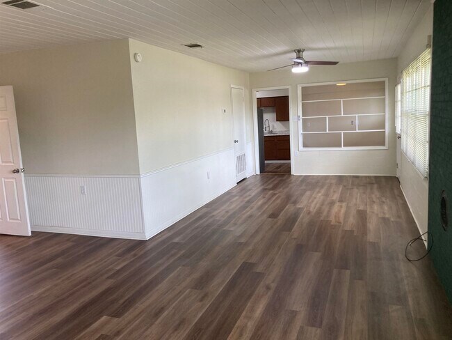Building Photo - 1635 River Oaks Dr