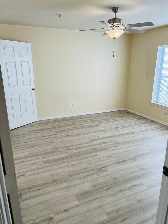 Building Photo - Spacious 2nd Floor 2B/2B Unfurnished Condo...