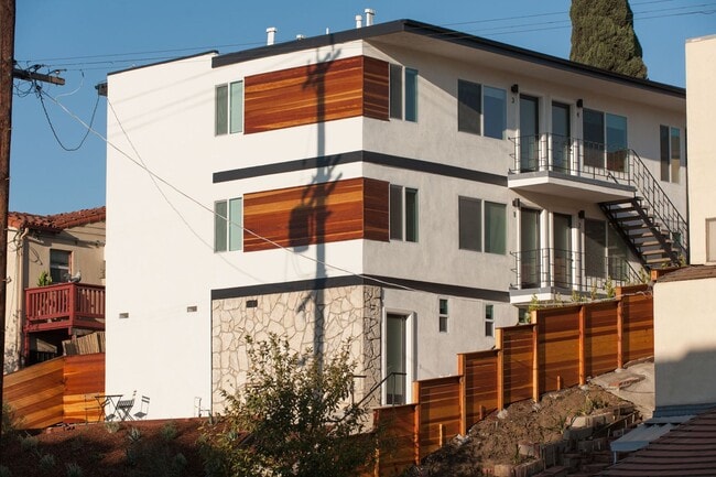 Building Photo - This beautifully updated 1 bed / 1 bath apartment in Echo Park is now available!