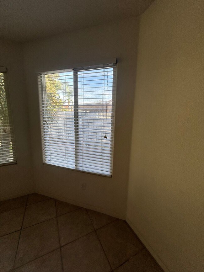 Building Photo - 2614 W Oakridge Ave