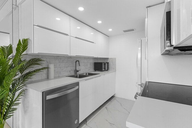 Building Photo - 3028 Harwood D