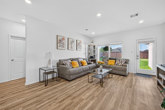 Building Photo - 27222 Woodridge Gln Dr