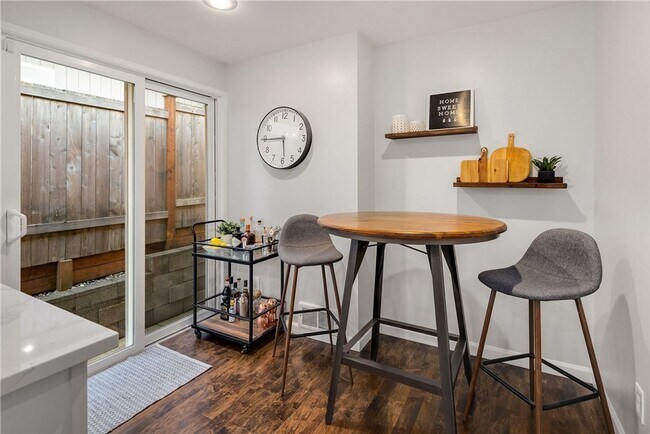 Building Photo - Updated 3 bed, 2 bath home in Greenwood