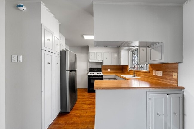 Building Photo - 303 Marquis Ln