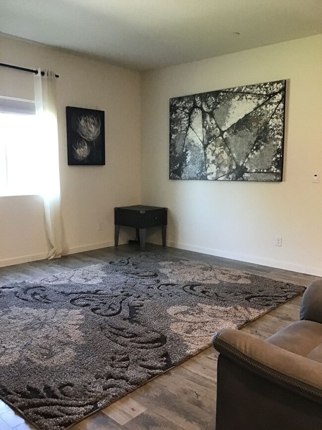 Building Photo - Beautiful home Near bus/transportation for...