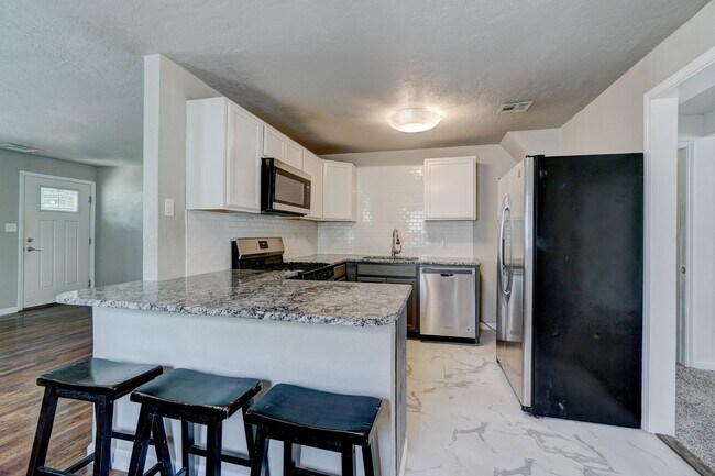 Building Photo - 712 Dakota St