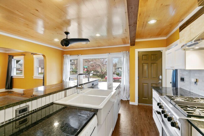 Building Photo - Classic Portland Bungalow