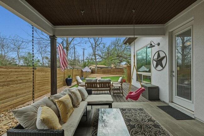 Building Photo - 1405 Camelot Cir