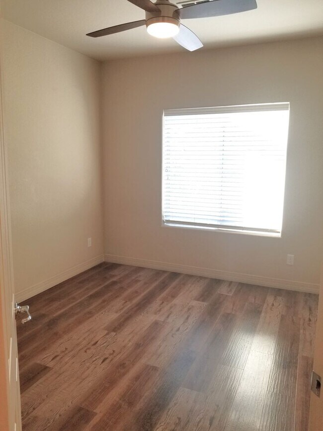 Building Photo - Beautiful, Pet Friendly, Multi-level, 2110 sqft, Luxury Townhouse w/A/C! 3 Bed, 2.5 Bath, + Loft ...