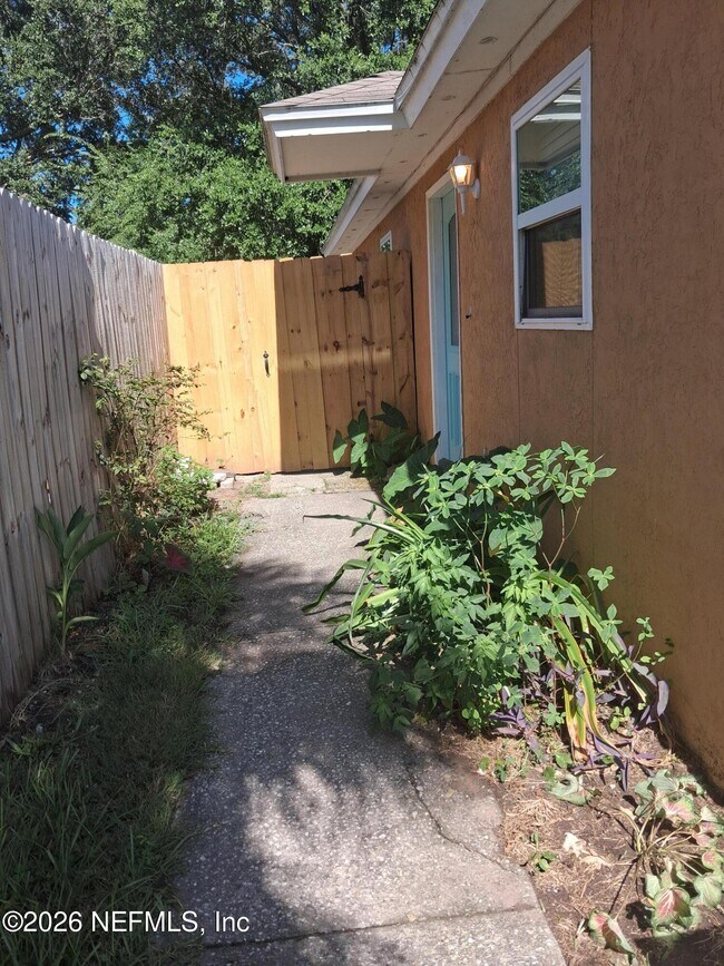 Building Photo - 511 Camelia St