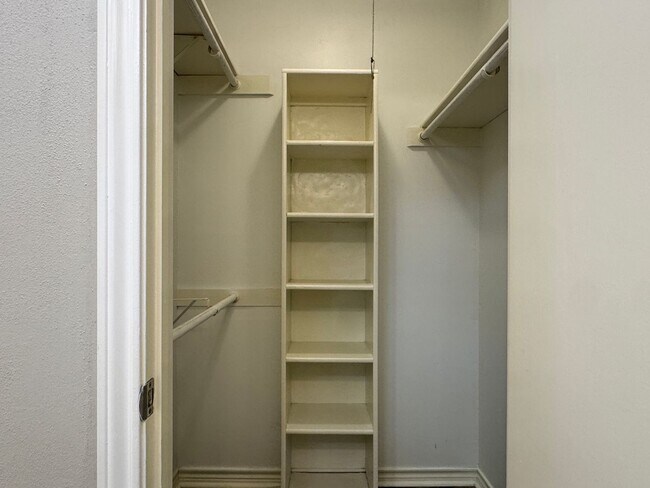 Building Photo - 411 Hickory Rd