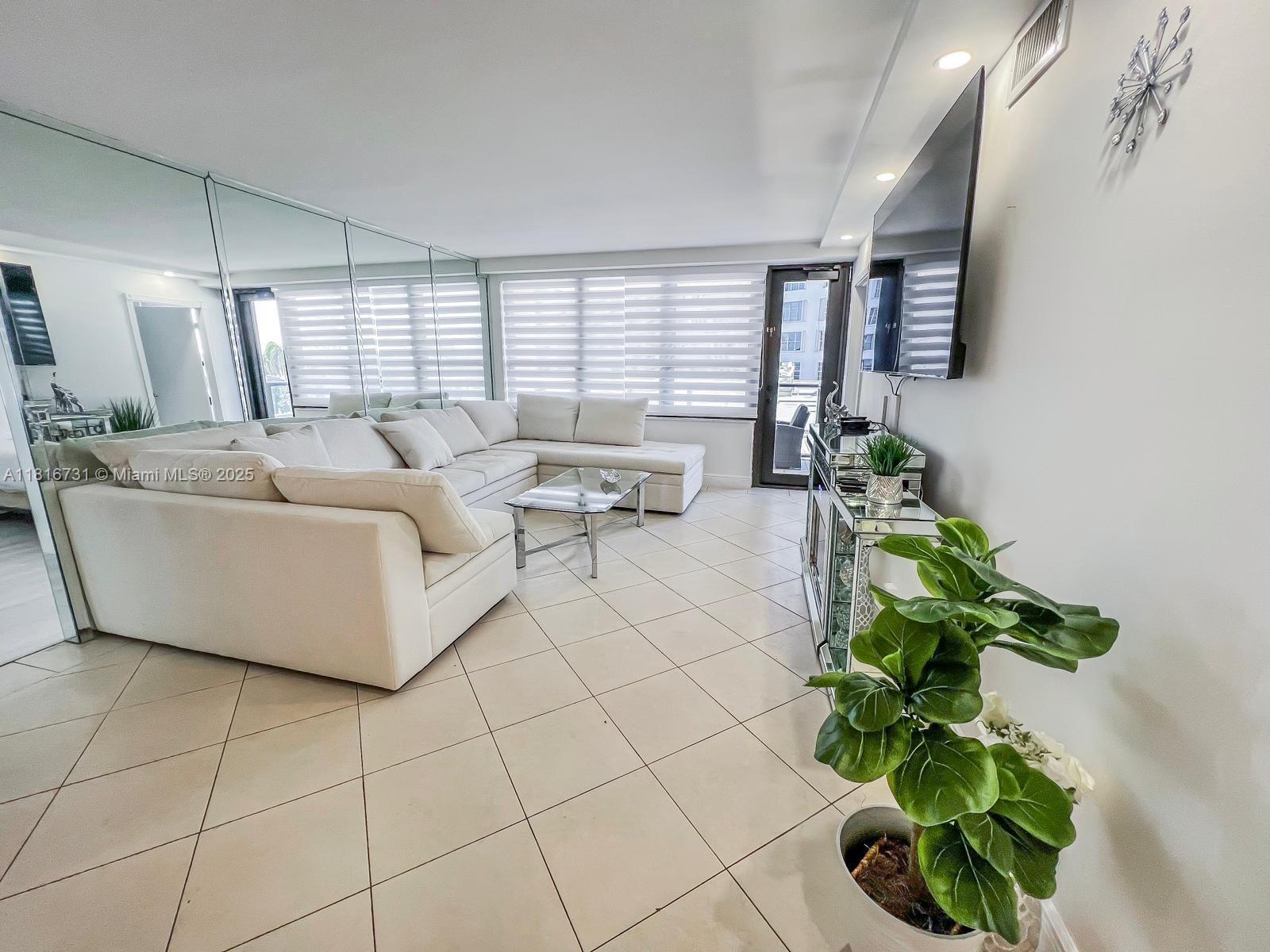 Building Photo - 5225 Collins Ave