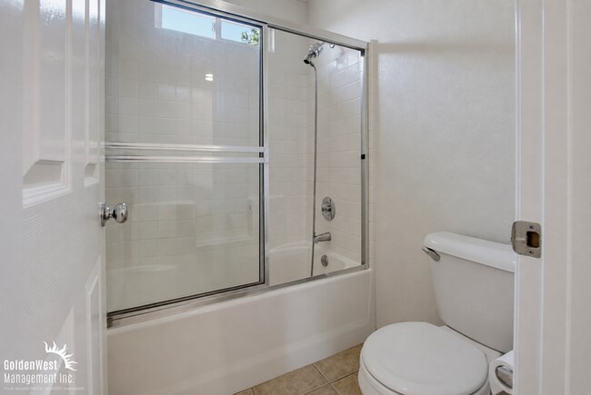 Building Photo - Bright & Spacious 4Bdm and 3Ba Home in Escondido!