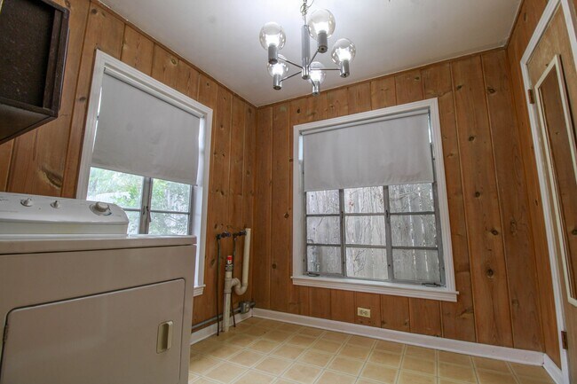 Building Photo - 1327 Vanderbilt St