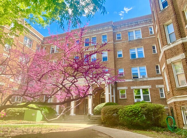 Building Photo - 1820 Clydesdale Pl NW