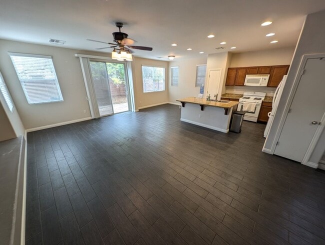 Building Photo - 7570 Dobroyd Dr