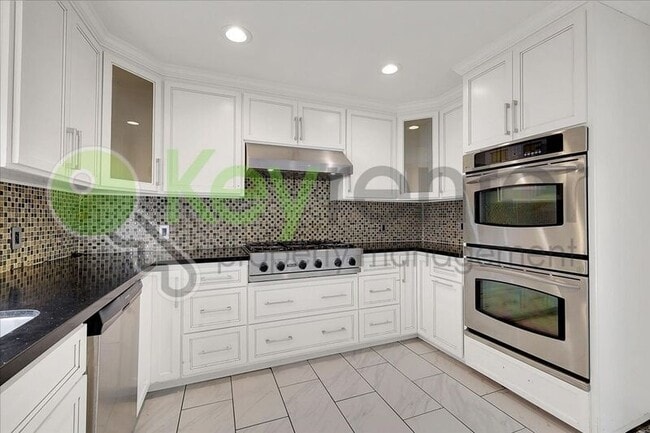 Building Photo - 4404 Lantana Ave