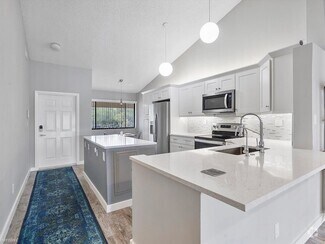 Building Photo - 2 br, 2 bath Condo - 3200 NW 46th St Apt 203