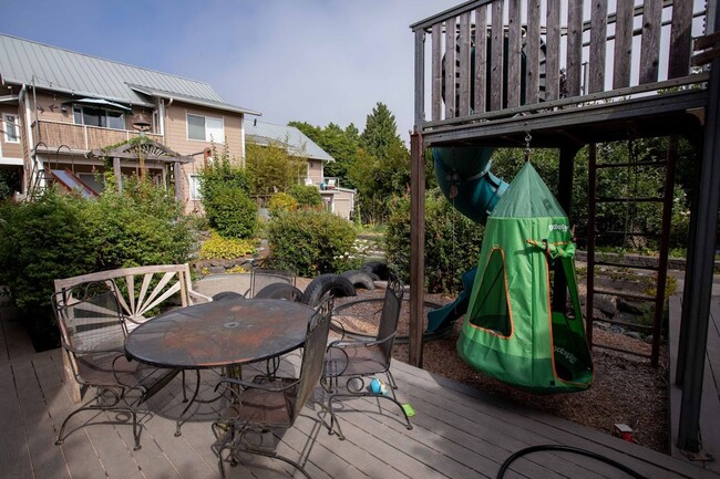 Building Photo - Lovely Langley Condo and Pet Friendly!
