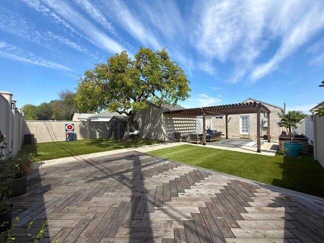 Building Photo - **2025 Euclid Ave Long Beach** Beautiful 3 bedroom 2 bath !!2 weeks free OAC!!