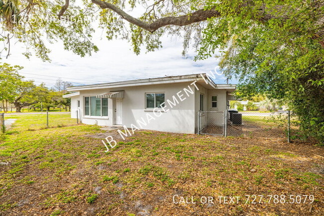 Building Photo - Available Now!! 3/2/2 Spacious home!