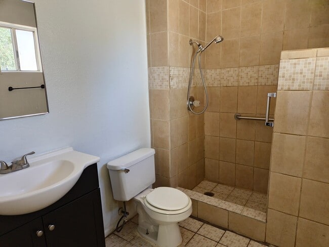 Building Photo - 3 bedroom/2 bath home for Rent