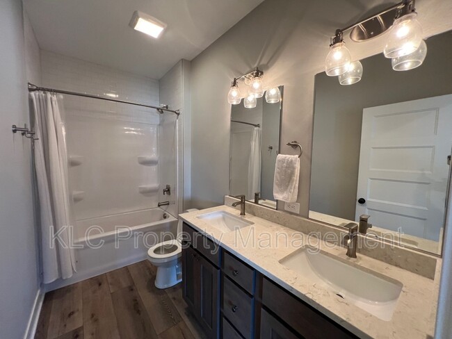 Building Photo - 2850 Sunflower Dr