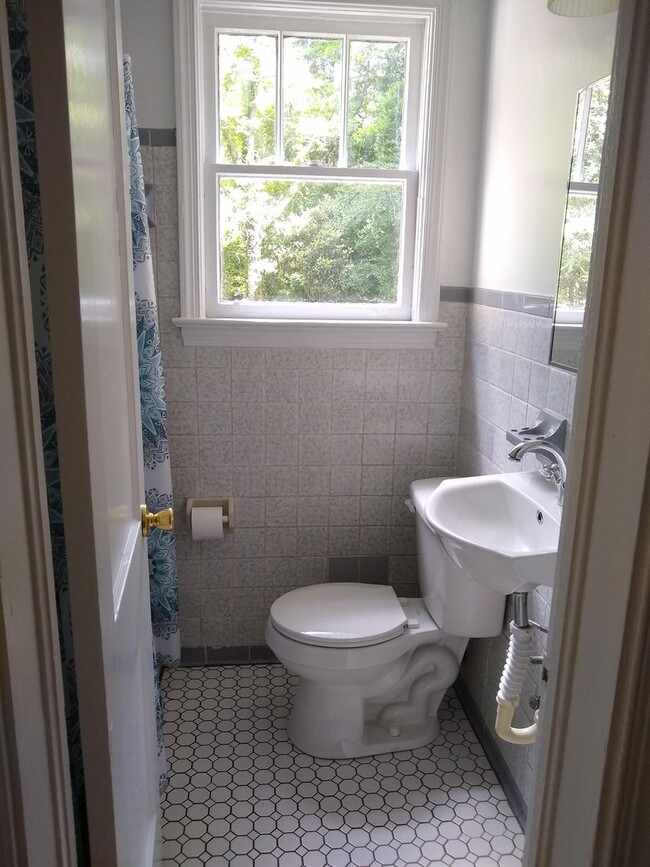 Building Photo - Three Bedroom Two Bath Single Family Home in Riverland Terrace!