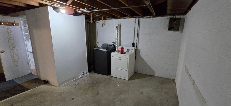 Building Photo - 2027 Glenbrook Dr