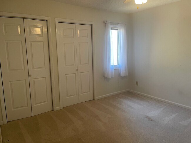 Building Photo - Spacious 2 Bed, 2 Bath Townhouse in Prime Hickory Location – 1,322 Sq. Ft.