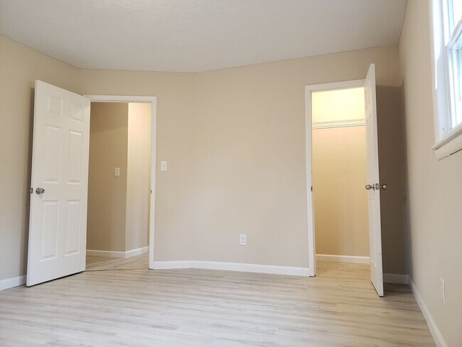 Building Photo - SPACIOUS 3 BEDROOM 2 BATH AVAILABLE NOW!!