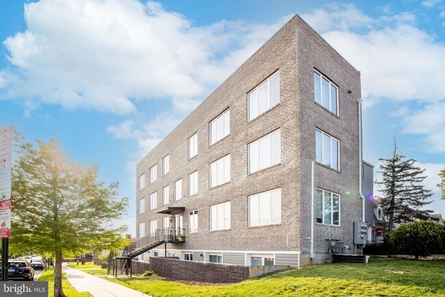 Building Photo - 800 21st St NE