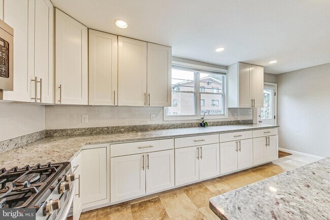 Building Photo - 627 Lamont St NW