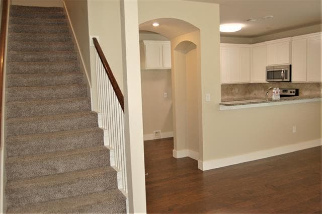 Building Photo - 213 Lily Ln