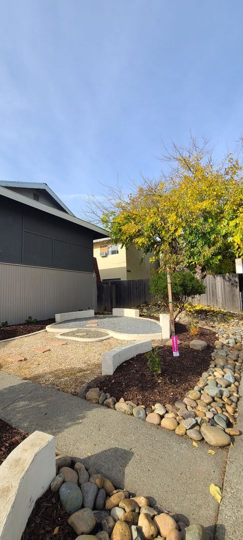 Building Photo - 272 Montrose Dr