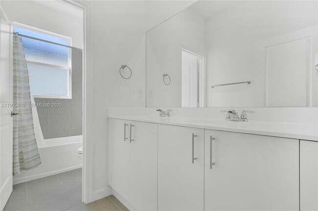 Building Photo - 2444 SE 24th Ave