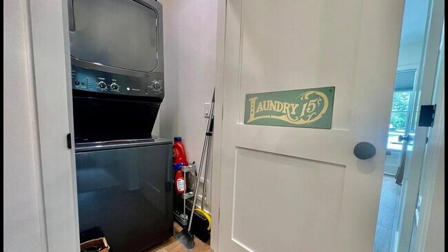 Building Photo - Low Country Cottage located in the Heart of Bluffton!