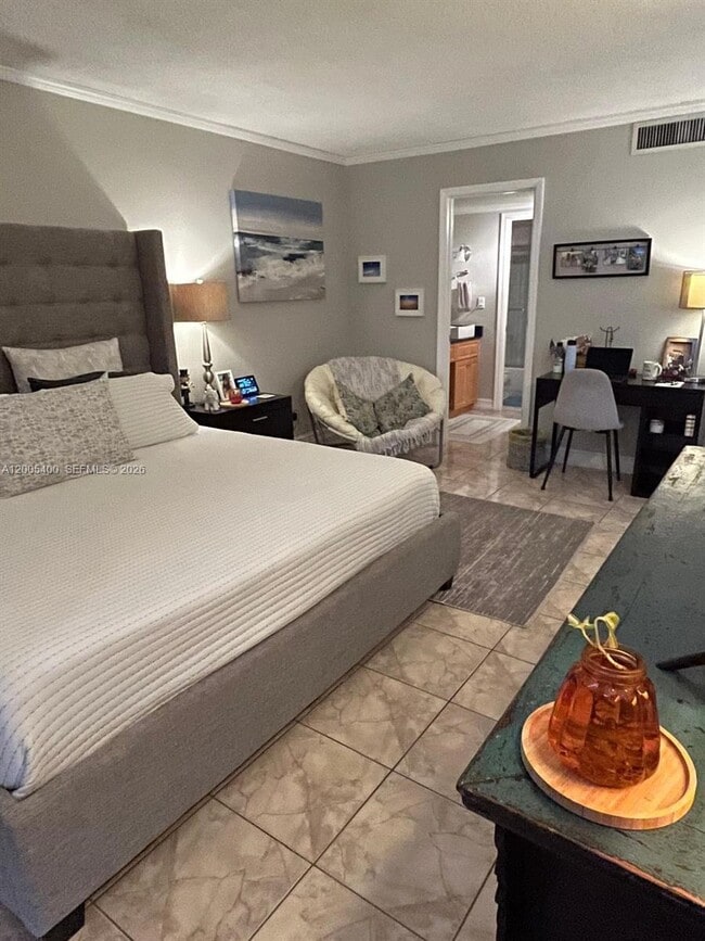 Building Photo - 3475 N Country Club Dr