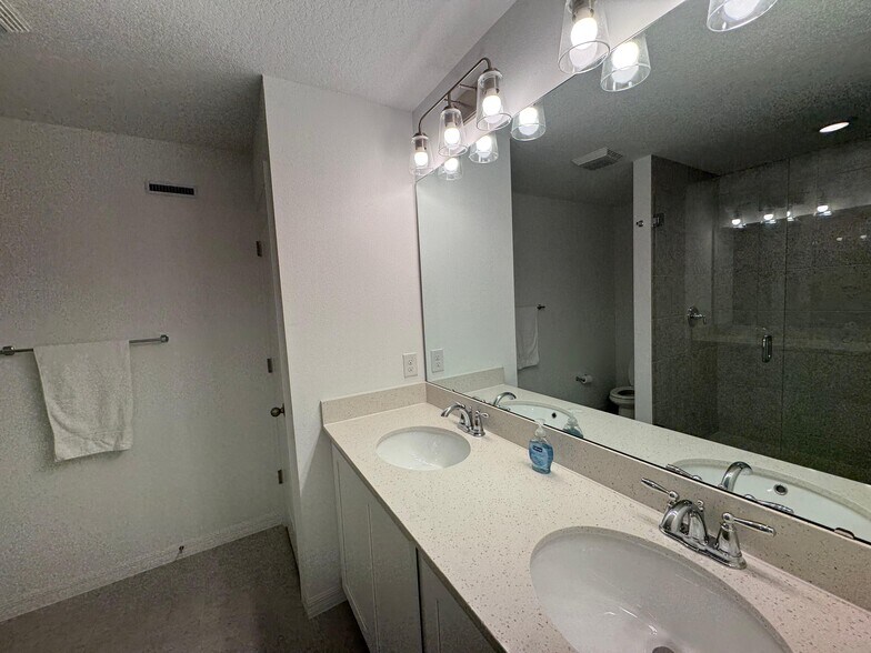 Building Photo - 706 Longboat Dr