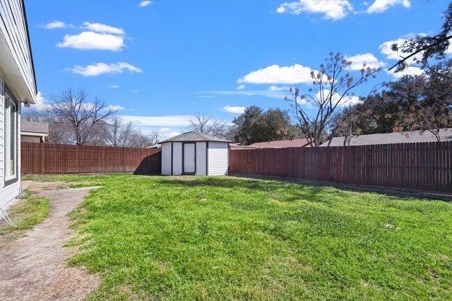 Building Photo - 422 Clover Ln