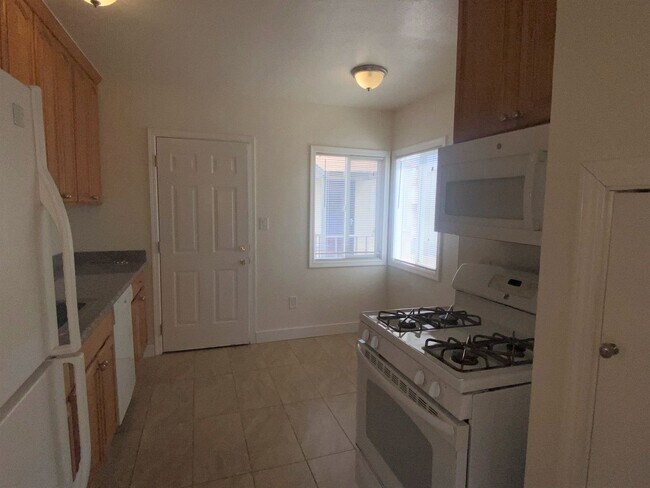 Building Photo - Move-In Special of $1,000 Off 1st Month's ...