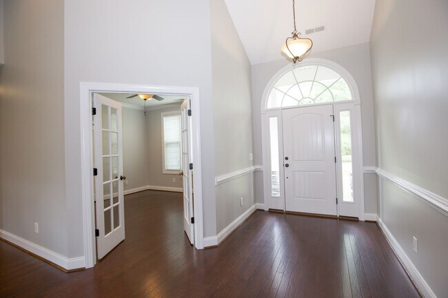 Building Photo - Woodlake Home