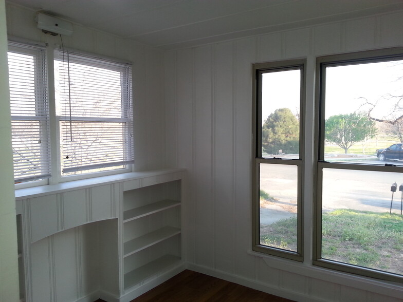 Front room/study - 208 E Twohig Ave