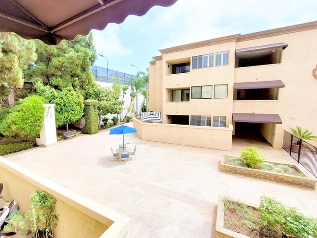 Building Photo - 2420 Torrey Pines Rd
