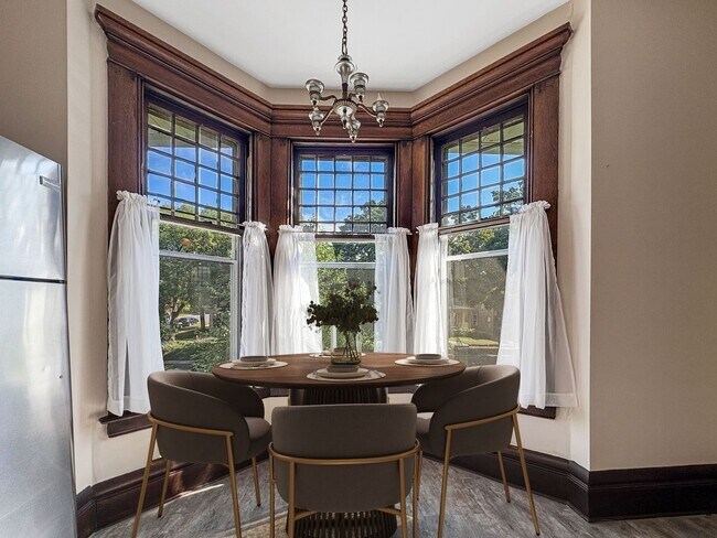 Building Photo - 2204 Grand Ave S