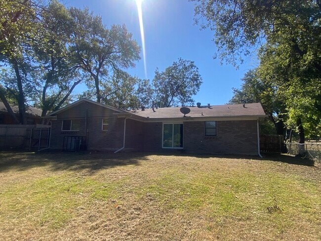 Building Photo - 939 E Red Bird Ln