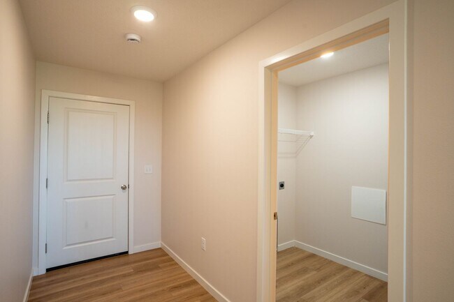 Building Photo - Beautiful newer 3 bed home with 3 car garage
